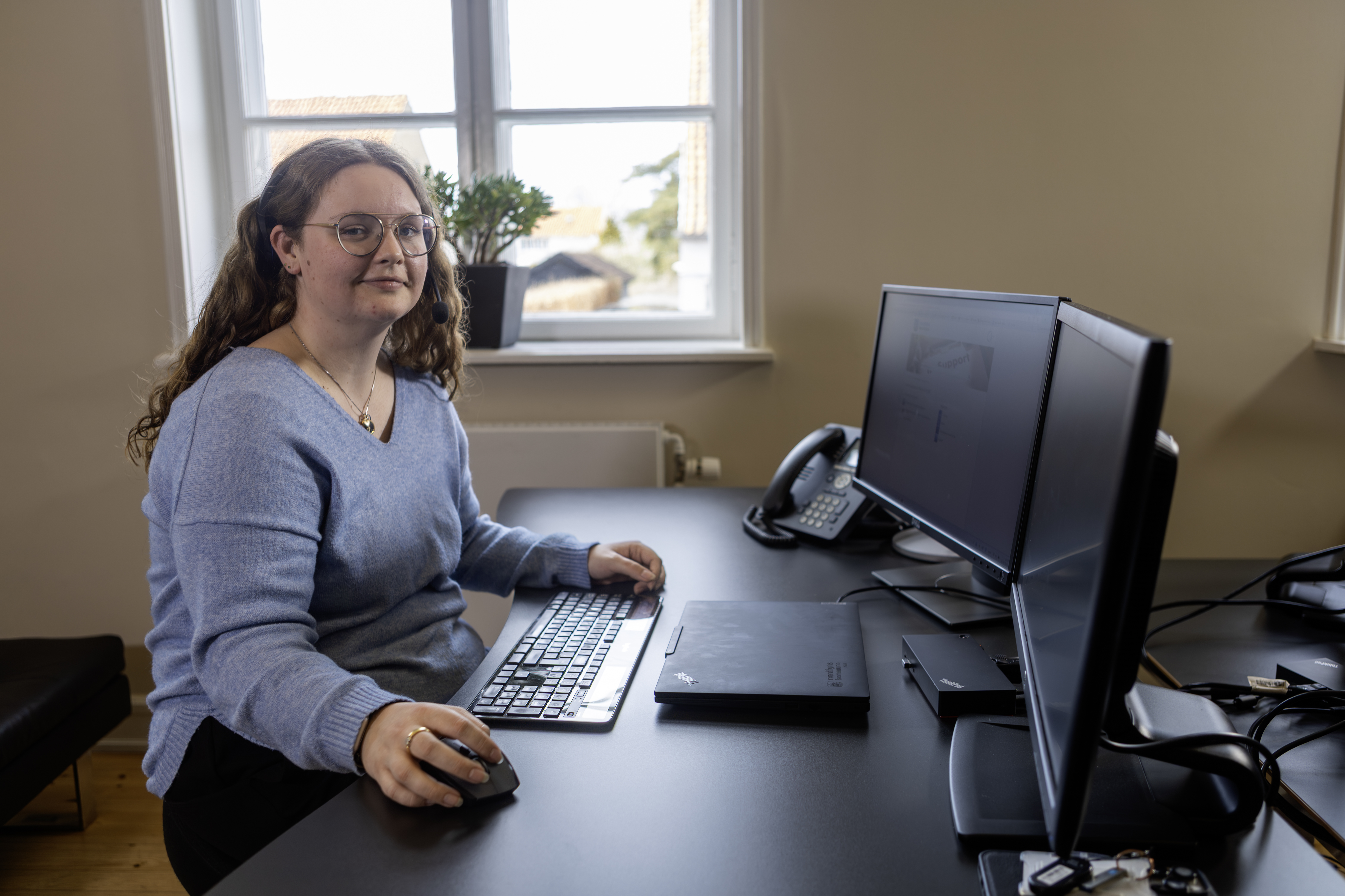 Medarbejder sidder klar ved telefonen