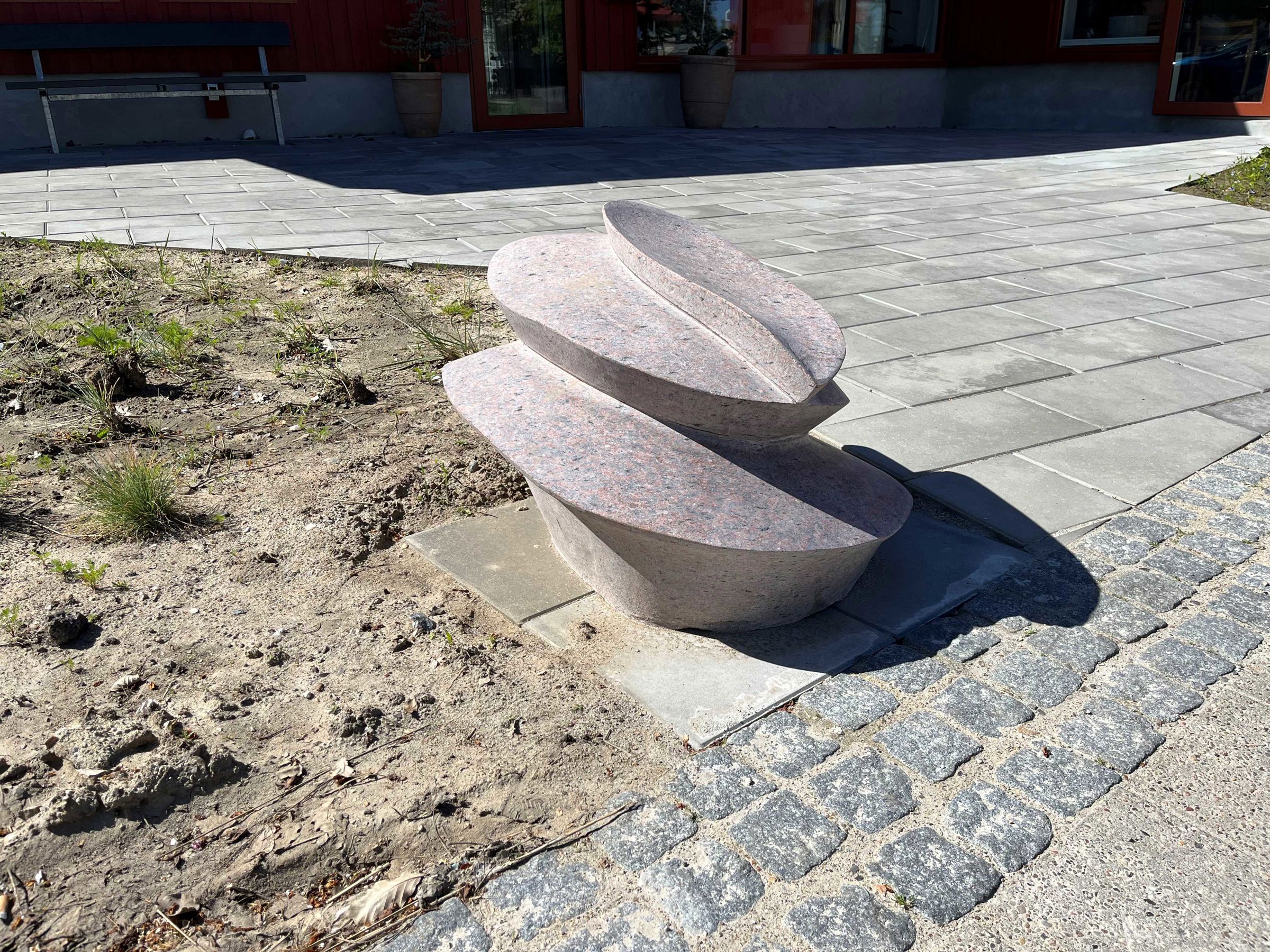 Fotoet viser skulpturen ved indgangspartiet til seniorhuset