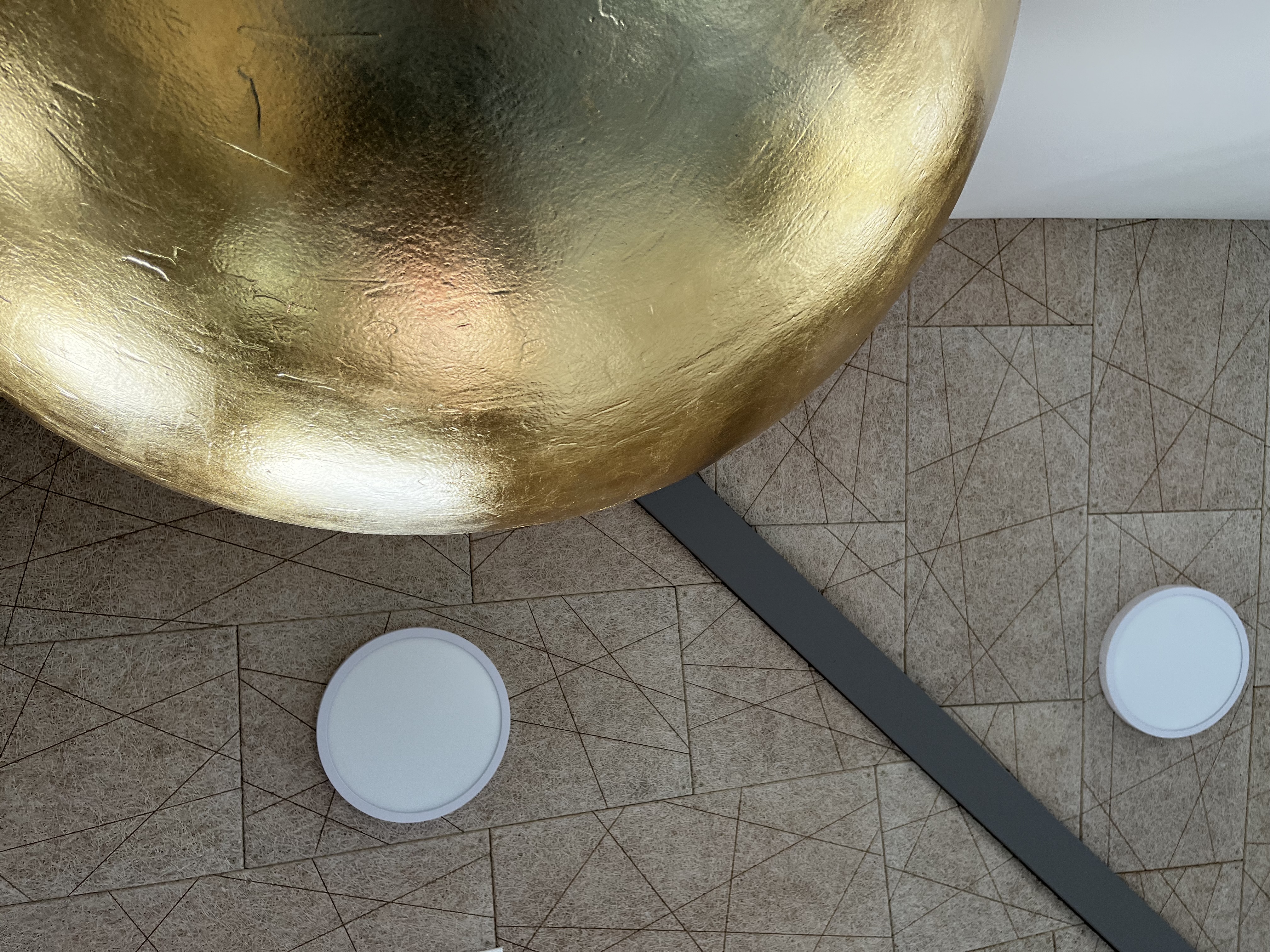 Kunstinstallation i loftet.