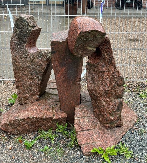 Stenskulptur med titlen 'Laura'