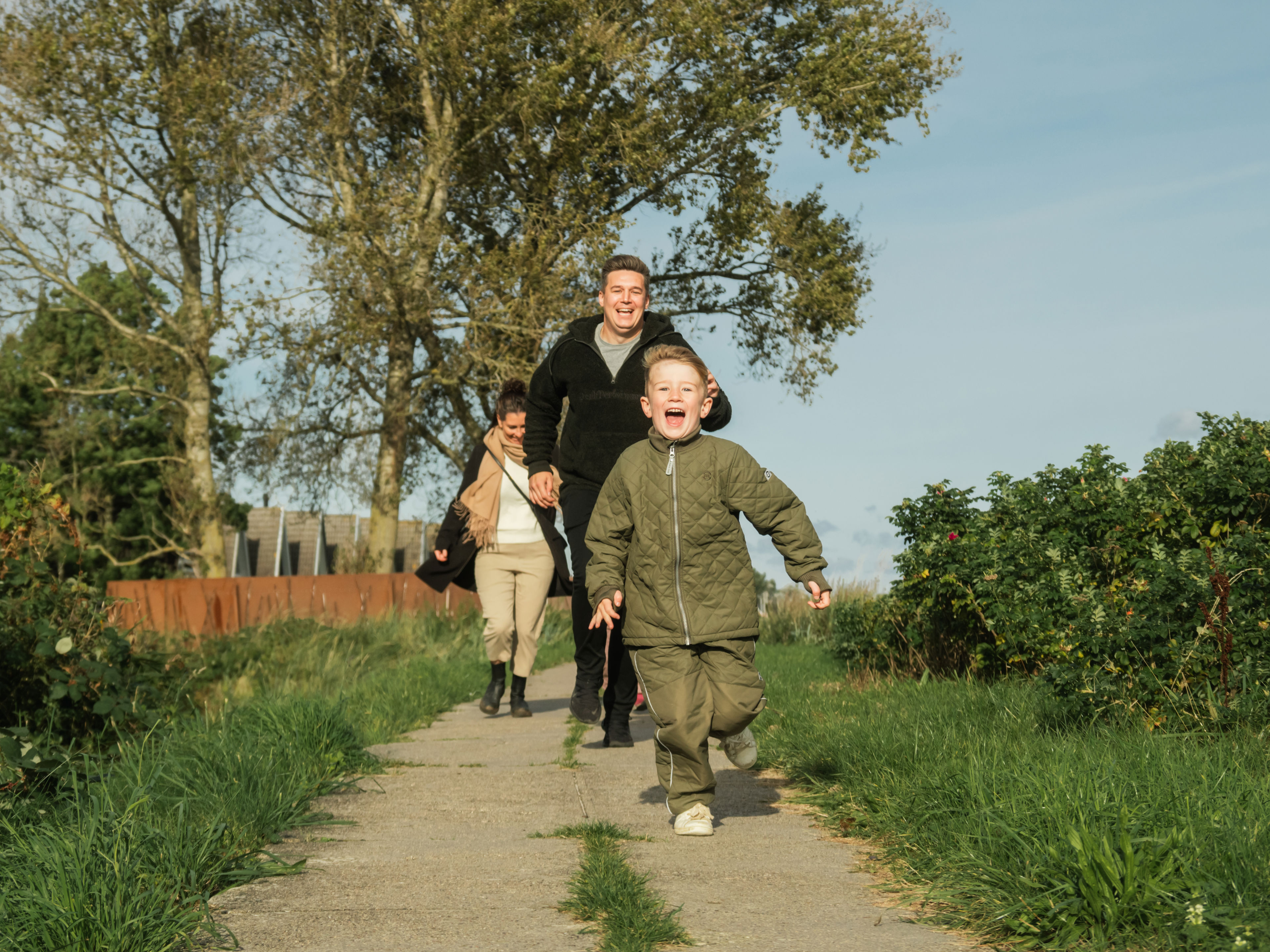Familie, der løber langs diget ved Hasmark Strandoase