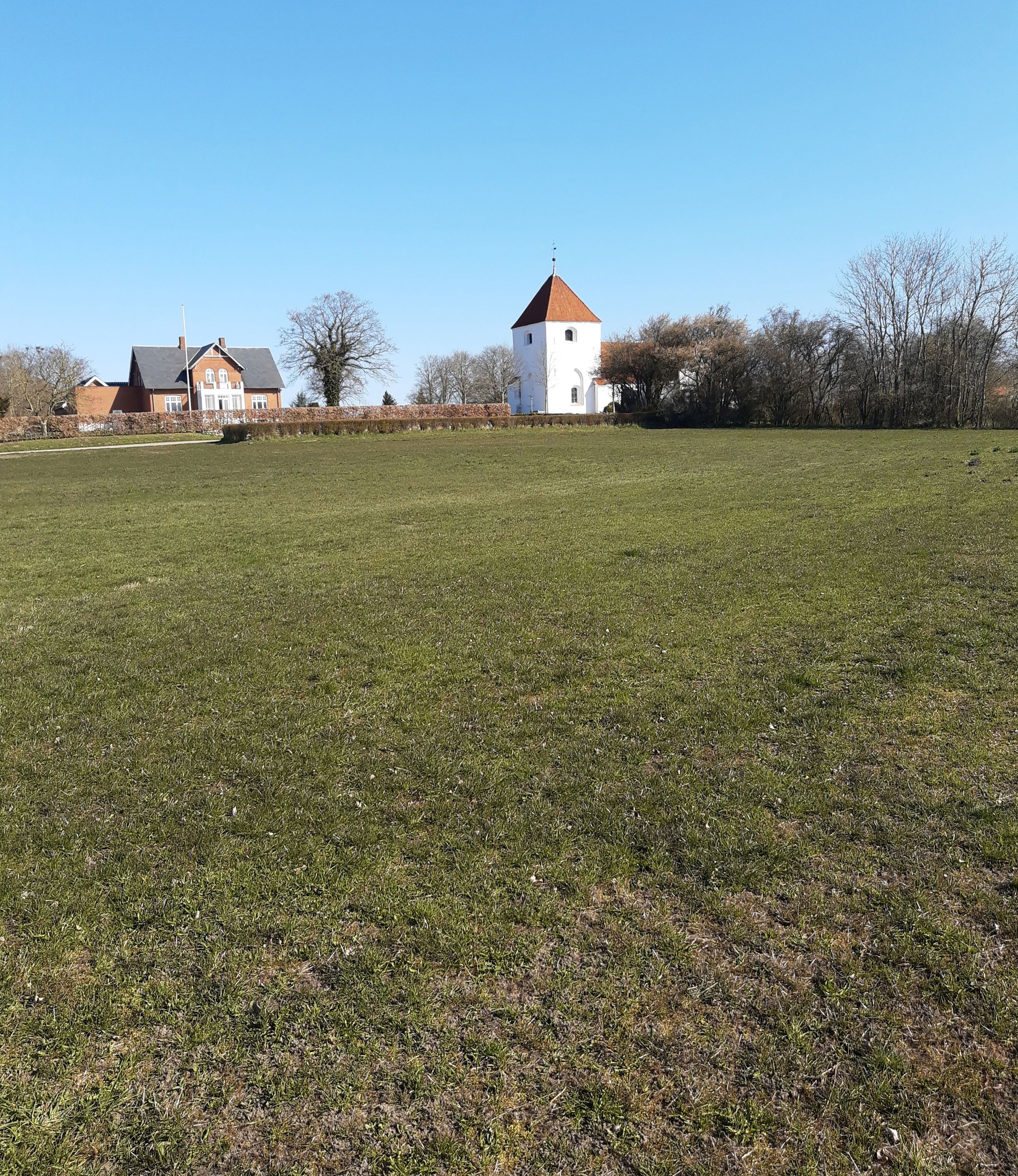 Sådan så arealet foran Søndersø Kirke ud i april 2021