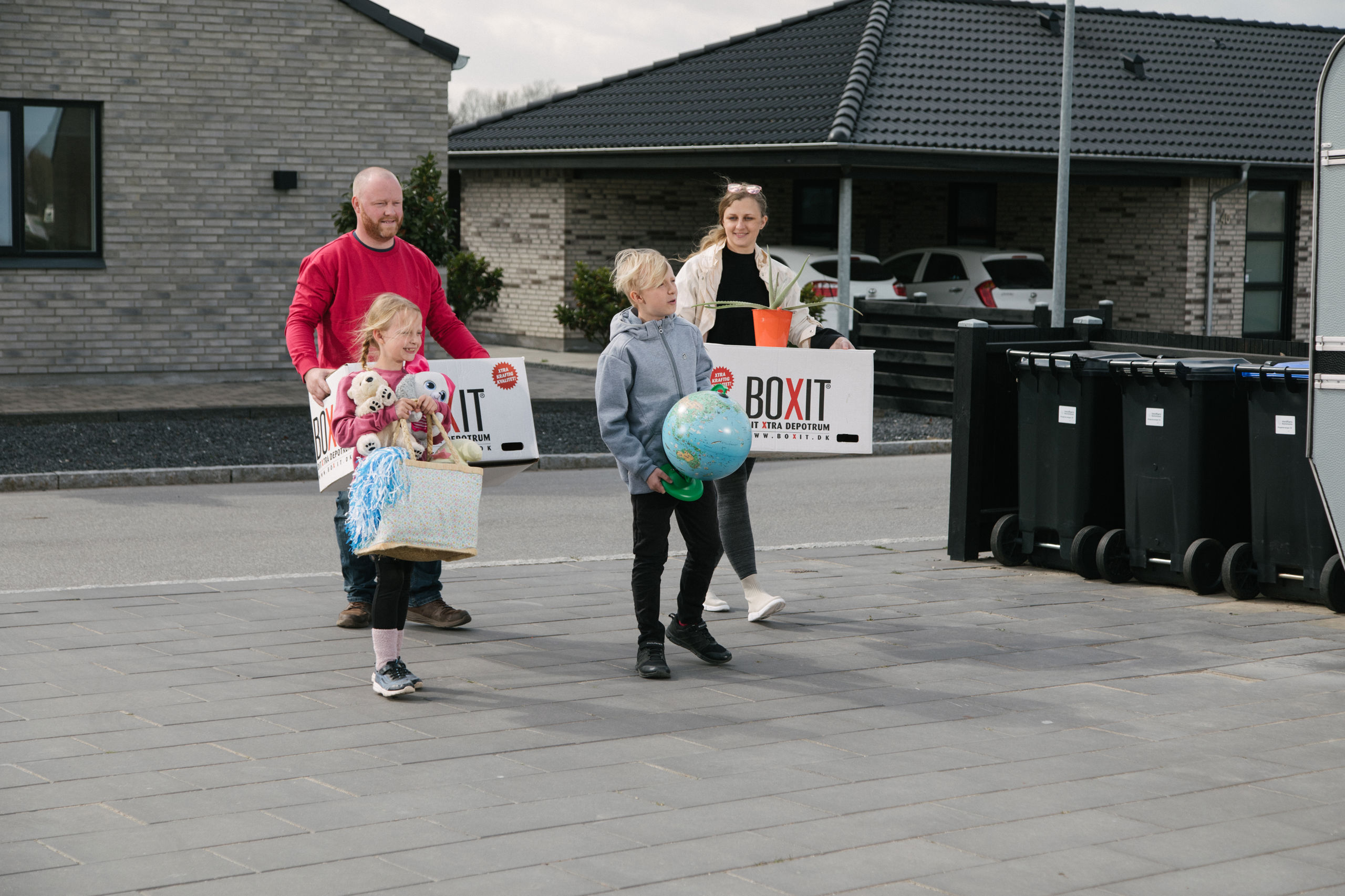Nybyggerfamilie fra Søndersø med flyttekasser