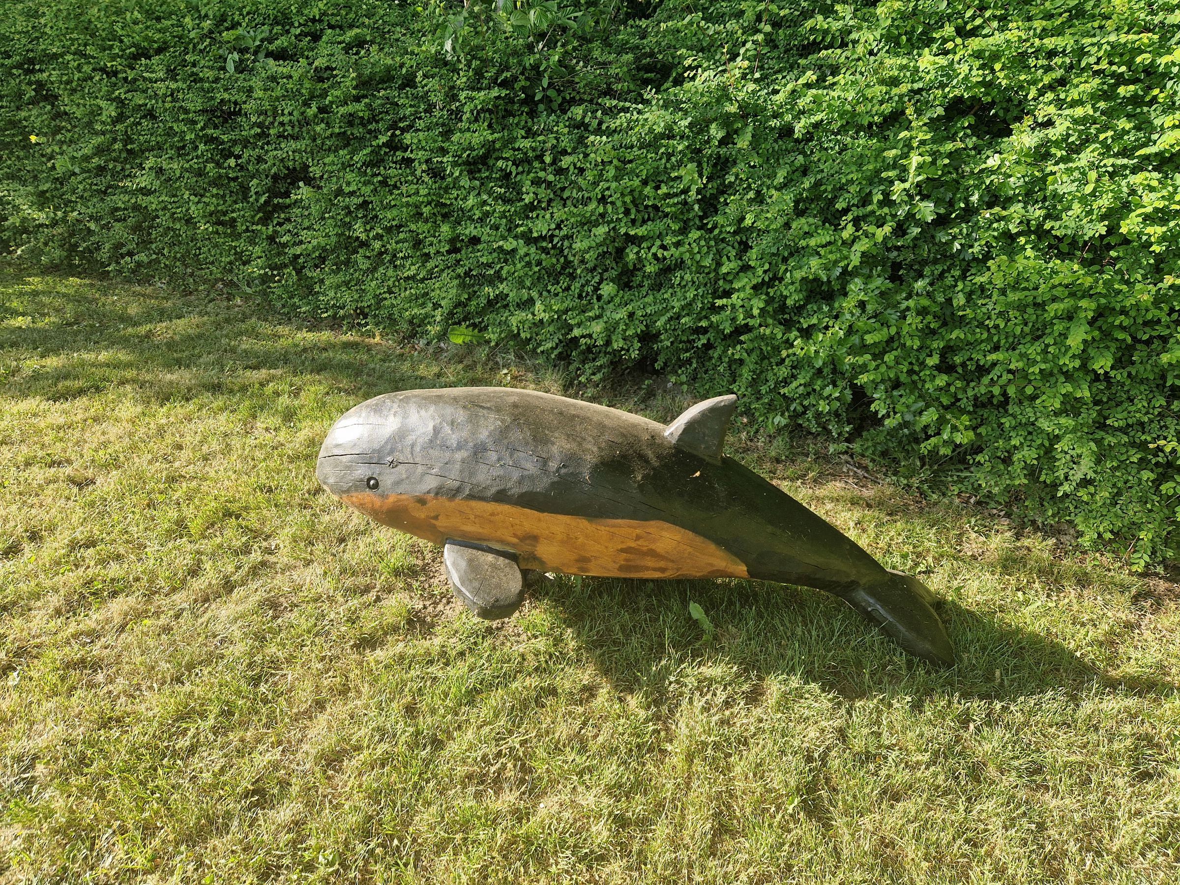 Træskulptur, der forestiller et marsvin